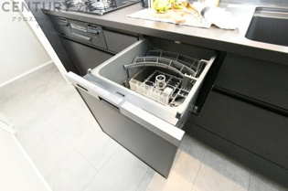 【同社施工例】食器洗浄乾燥機は手洗いに比べて時間や労力を節約できます。また、高温のお湯で洗浄されるため、雑菌や細菌を殺菌する効果もあります。