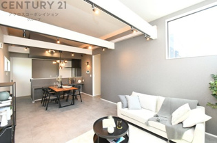 【同社施工例】キッチン前のダイニングスペース　カウンターキッチンから料理の受け渡し等に便利です。ダイニングセットを置いても十分な広さを確保。