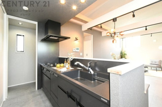 【同社施工例】シンプルなデザインと使いやすさを兼ね備えた対面式システムキッチンは、効率的な作業スペースを提供し、家族やゲストとのコミュニケーションを促進します。