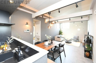 【同社施工例】家族皆様が自然とリビングスペースに集まります。大きな窓が設置されており、明るい日差しが入ります。リビングセットを置いても十分な広さが確保されています。