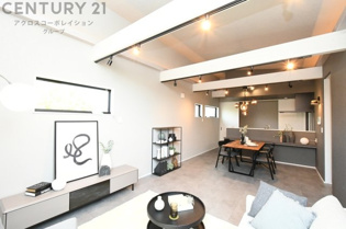 【同社施工例】リビングダイニングは家族や友人とのコミュニケーションを楽しむ場所でくつろぎながら食事や会話を楽しめ、多目的に利用できリラックスできる空間です。