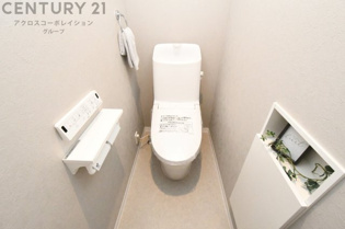 【同社施工例】温水洗浄便座付トイレは温水洗浄機能により、暖かい水でおしりを洗浄することができ、冷たい水を使う従来の便座に比べ、温水洗浄機能で暖かいトイレを提供し、快適な使用を可能にします。