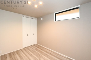 【同社施工例】子供部屋…創造性や成長を促す遊びの空間を提供。学習や趣味に集中できる環境を整えます。個別のプライベートスペースは自己表現と自立心を育み、心地よい睡眠環境を整えリラックスできる場所を提供。