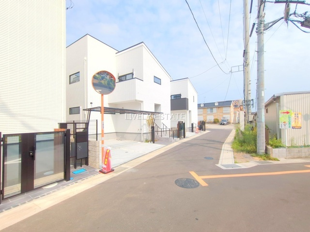 草加市花栗3丁目 新築分譲住宅 全9棟 5号棟の前面道路含む現地写真