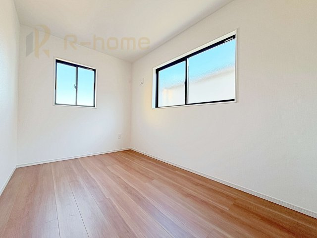 龍ケ崎市城ノ内8期　新築戸建て　1号棟の洋室|2面窓の風通しの良い洋室です♪差し込む暖かな陽当たりで、室内がくつろげる空間に早変わりです♪