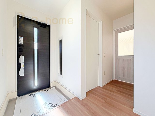 龍ケ崎市城ノ内8期　新築戸建て　1号棟の玄関|気持ちよくご家族やゲストを送迎できる穏やかな雰囲気の玄関♪お出かけ時に嬉しいミラー付き！