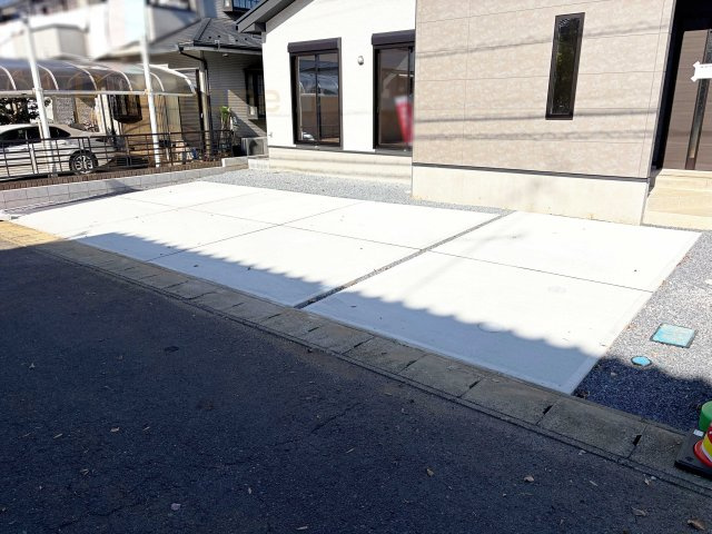 龍ケ崎市城ノ内8期　新築戸建て　1号棟の駐車場|カースペースは3台完備。ゲスト用のスペースも確保できますね♪