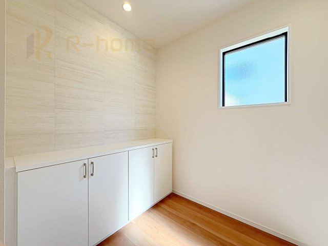 龍ケ崎市城ノ内8期　新築戸建て　1号棟の玄関|たっぷり収納できるシューズボックス！シューズボックスの棚には写真を飾っても良いですね！