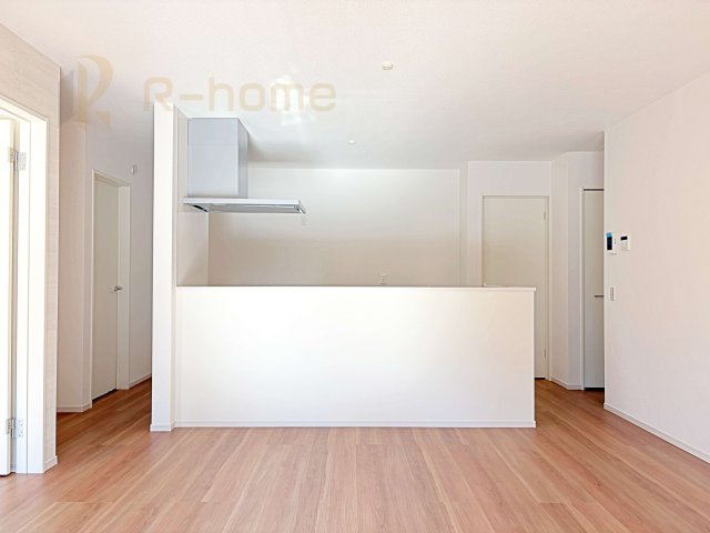 龍ケ崎市城ノ内8期　新築戸建て　1号棟のキッチン|リビングで遊ぶお子様にも目が届くカウンターキッチン！コンロ前も壁がない嬉しい仕様♪