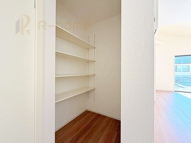 龍ケ崎市城ノ内8期　新築戸建て　1号棟の収納|キッチンにはパントリーを設置！キッチン回りの整理整頓の悩みも解決♪