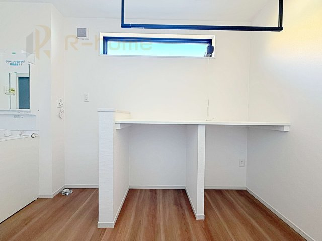 龍ケ崎市城ノ内8期　新築戸建て　1号棟の洗面所|広々としたランドリールーム！アイロン掛けや洗濯もの畳に便利なカウンター付き♪