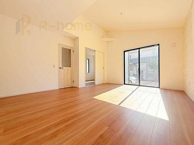 龍ケ崎市城ノ内8期　新築戸建て　1号棟の居間・リビング|開放感のあるリビングには収納スペースもあり、ゆったりした空間を保てます♪