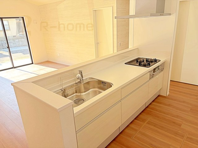 龍ケ崎市城ノ内8期　新築戸建て　1号棟のキッチン|料理をしながら家族とコミュニケーションが取れる対面式システムキッチン。アイランド型で家事動線◎！