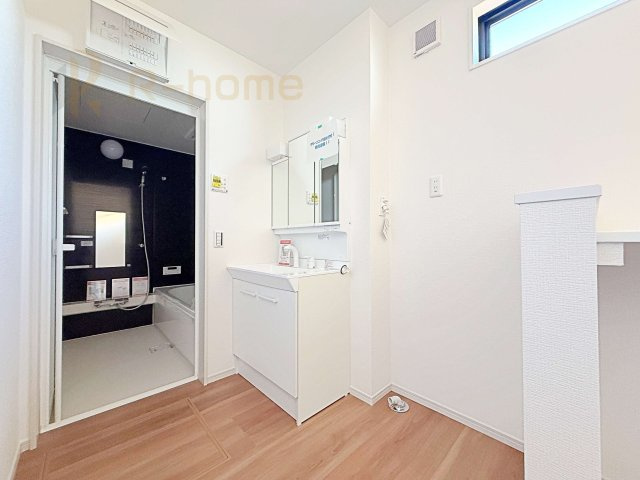 龍ケ崎市城ノ内8期　新築戸建て　1号棟の洗面所|清潔感溢れる洗面台は嬉しい三面鏡付き。洗剤や歯ブラシなどもすっきり収納できます♪