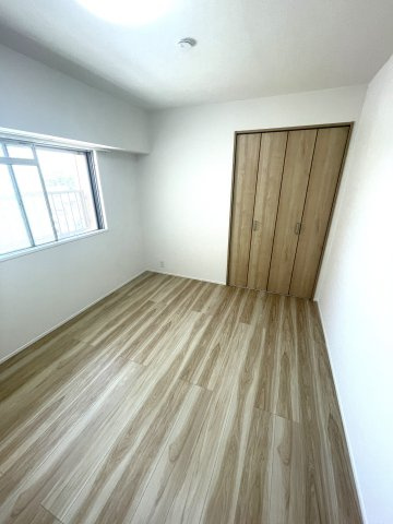 エクセレンス荒江の洋室