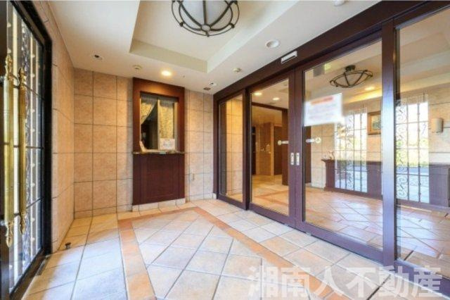 グランシティユーロリゾート葉山南のエントランス|ゆとりのあるエントランスです