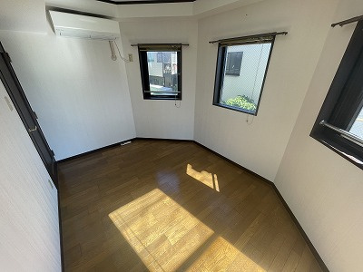 朝日プラザ京町の洋室|書斎や趣味部屋としても楽しめる半８角形の洋室