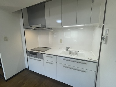 朝日プラザ京町のキッチン|鏡面仕上げの面材がきれいなシステムキッチン