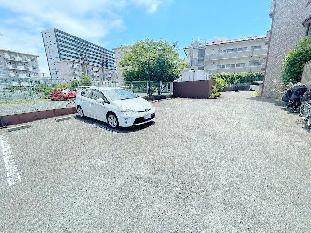 メルヴェーユKOMADORIの駐車場