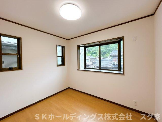 南丹市園部町小山西町柿ノ木谷　戸建ての洋室