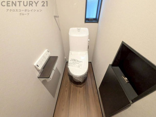 フチレス形状やセルフクリーニング機能など、清潔さを保つ工夫が施されています。また、節水機能や多様な洗浄モードなど、機能性も充実しています。