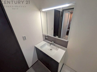 コンパクトながらも広く使えるスクエア形状の洗面ボール、見た目にも美しく使いやすいミラー収納、そしてお手入れが簡単な排水口です。﻿