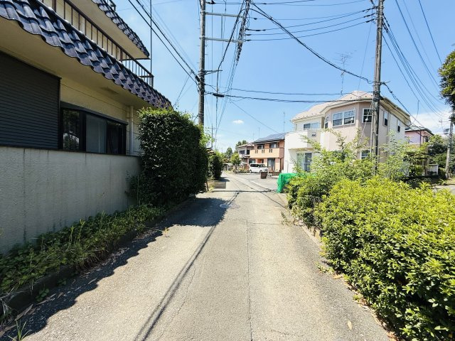 東松山市若松町 古家付土地58坪の前面道路含む現地写真|北側約2.7ｍ公道に約12.4ｍ接道
