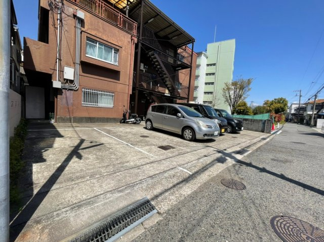 リバーサイドハイツの駐車場