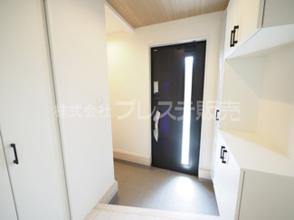 【玄関】 | 現地写真（玄関）玄関収納・シューズクロークのある玄関です♪電子ロック＆ディンプルキーを採用！