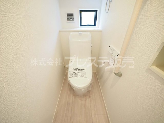 奈良市あやめ池北３丁目の新築一戸建のトイレ|現地写真（１階トイレ）温水洗浄便座を標準装備！