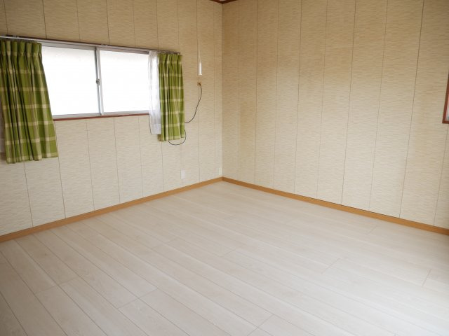 桜畠戸建ての洋室