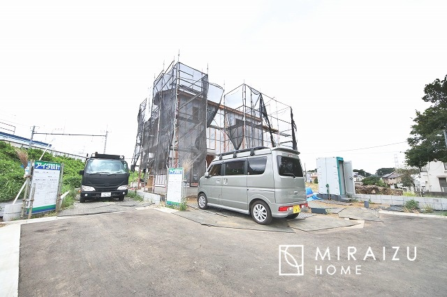 【前面道路含む現地写真】 | 贅沢な暮らしにぴったり設備が魅力♪家事導線の良い水回りで毎日綺麗家事もラクラク♪早朝、夜間問わず現地見学＆周辺環境ご案内致します♪
