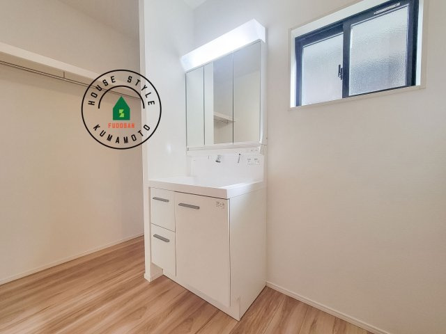 N・上益城郡益城町大字古閑第2-2棟（1号棟）　の独立洗面台|毎日使うものだから清潔な空間を保ちたい水回り。洗面にはそんな願いを解消させてくれる収納アイデアが満載です。三面鏡の裏側にはキャビネットが現れ小物から背の高い物まで収納できます。