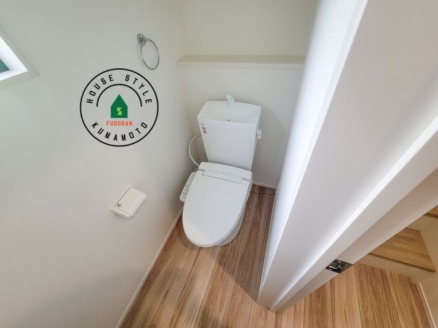 N・上益城郡益城町大字古閑第2-2棟（1号棟）　のトイレ|温水洗浄便座を完備しております。2ヶ所にトイレがあるのは朝の慌ただしい時間も安心です。