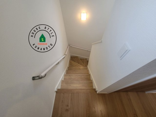 N・上益城郡益城町大字古閑第2-2棟（1号棟）　の内装|＜手すり付階段＞手すりがないと階段の昇り降りで危険なことはもちろん、壁に手をつきながら歩くことで壁紙が汚れやすくなります。すべての方に快適に昇り降りしていただくため、手すりを設置しました。