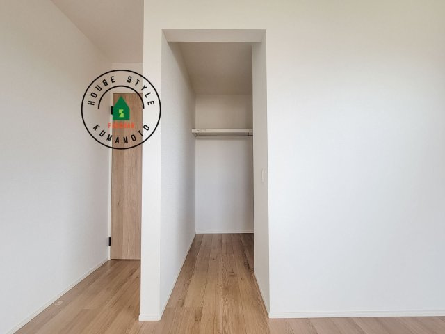 N・上益城郡益城町大字古閑第2-2棟（1号棟）　の収納|洋服や大きな荷物が多い方や人数の多いご家族などは、一般的なクローゼットよりもウォークインクローゼットのほうが使い勝手が良いです。