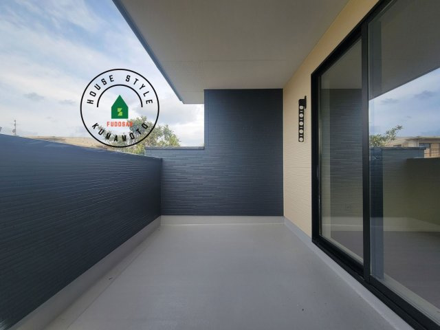 N・上益城郡益城町大字古閑第2-2棟（1号棟）　のバルコニー|風をしっかりと感じられるバルコニーでは、毎日が洗濯日和です。広々としているので洗濯も楽しくなるでしょうし、気分転換にバルコニーからの眺めを楽しむのもいいでしょう。