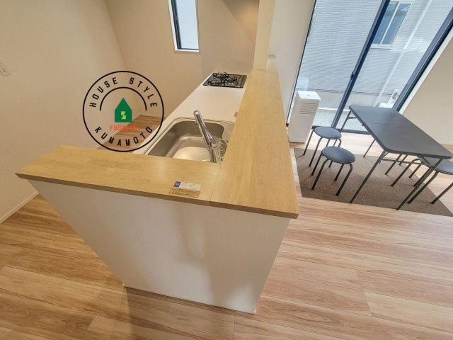 N・上益城郡益城町大字古閑第2-2棟（1号棟）　のダイニング|キッチンから立ち込める香りが今日の料理を期待させます。