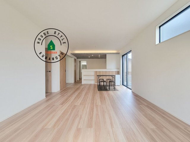 N・上益城郡益城町大字古閑第2-2棟（1号棟）　の居間・リビング|キッチンからリビングをしっかり確認できます。家族の笑顔があふれる空間になりそうですね。