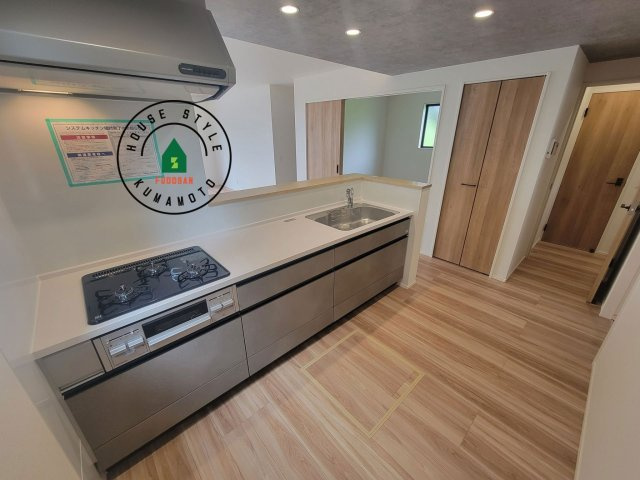 N・上益城郡益城町大字古閑第2-2棟（1号棟）　のキッチン|ダイニングテーブルへの配膳がラクラク、お料理はかどるカウンター付きシステムキッチン！