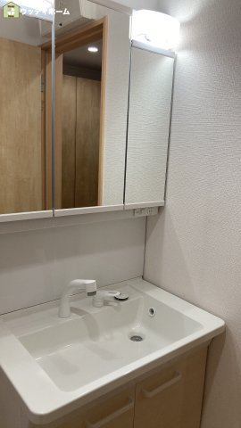 川口市行衛　中古一戸建ての独立洗面台