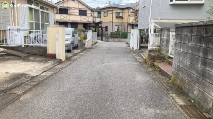 川口市行衛　中古一戸建ての前面道路含む現地写真