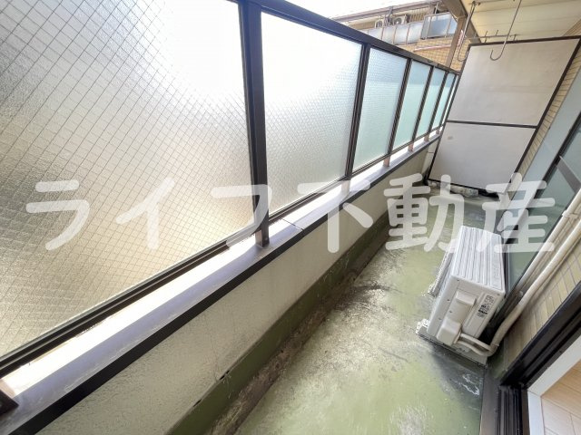 OMレジデンス八戸ノ里のバルコニー|暖かな日差しのふりそそぐバルコニー