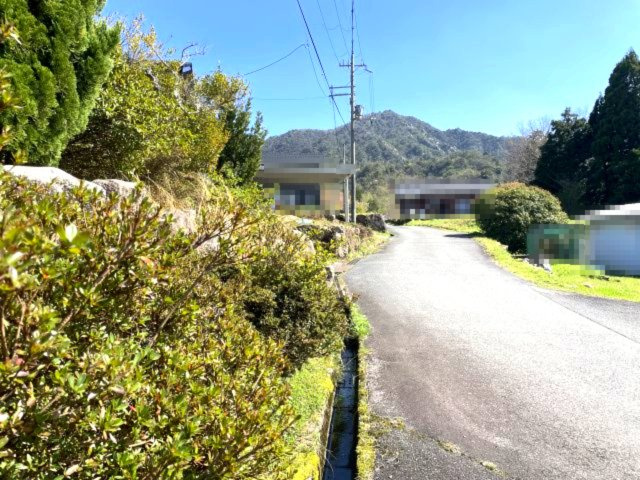 高島市鹿ケ瀬中古戸建の前面道路含む現地写真