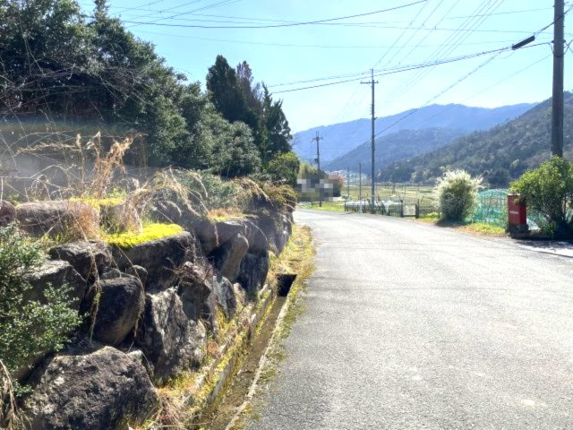 高島市鹿ケ瀬中古戸建の前面道路含む現地写真