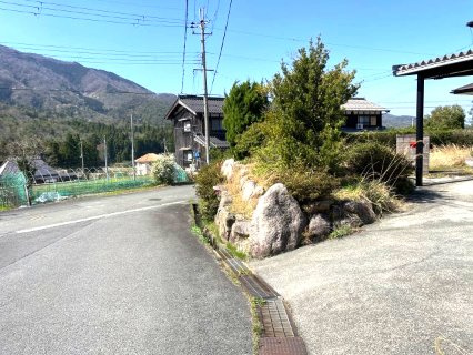 高島市鹿ケ瀬中古戸建の前面道路含む現地写真