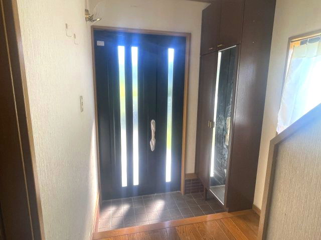 高島市鹿ケ瀬中古戸建の玄関