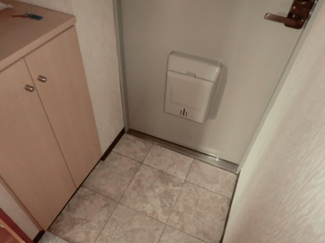 尾池マンションの玄関