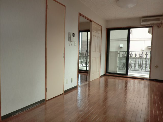 尾池マンションの居間・リビング