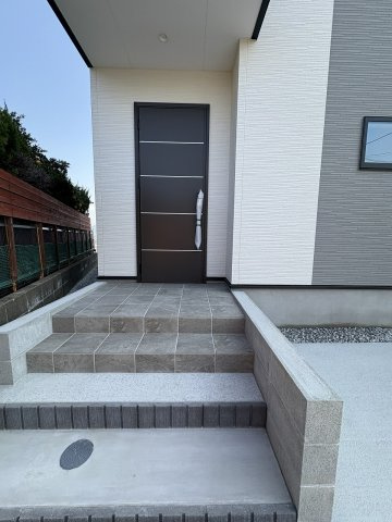 【玄関】 | 糟屋郡志免町王子3丁目2期　1号棟（全2棟）【仲介手数料無料・0円】 | 現地写真。